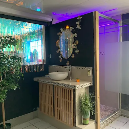 Romantic Jacuzzi Suite *